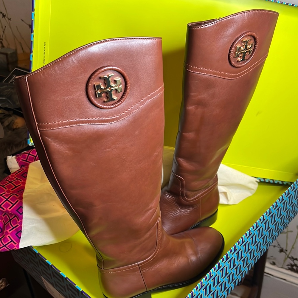 Tory Burch Ashlynn Riding Boots in Almond! Size 6.5! Full zipper!